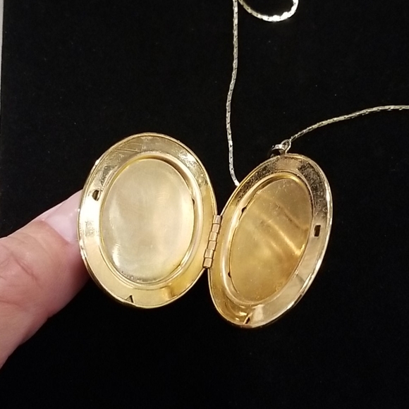 Large locket necklace - Picture 4 of 7